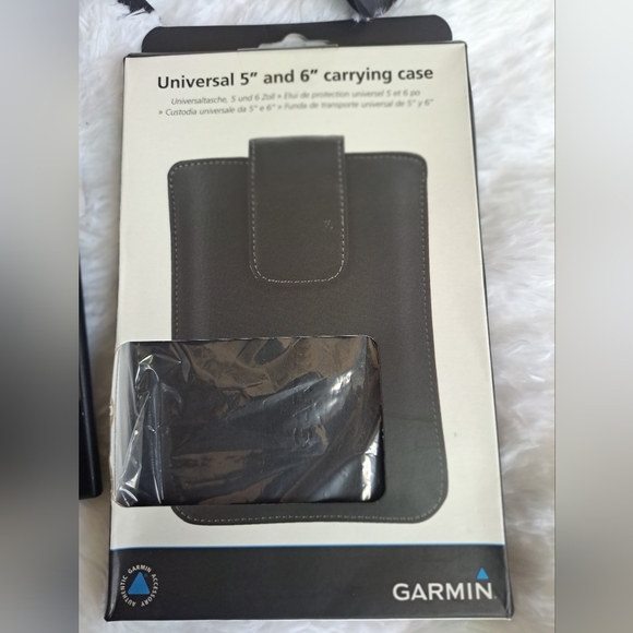 Garmin nuvi 2689LMT Automobile Portable GPS Navigator With Carrying Case - Picture 6 of 9